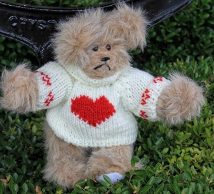 sweater bear white heart (640x582)